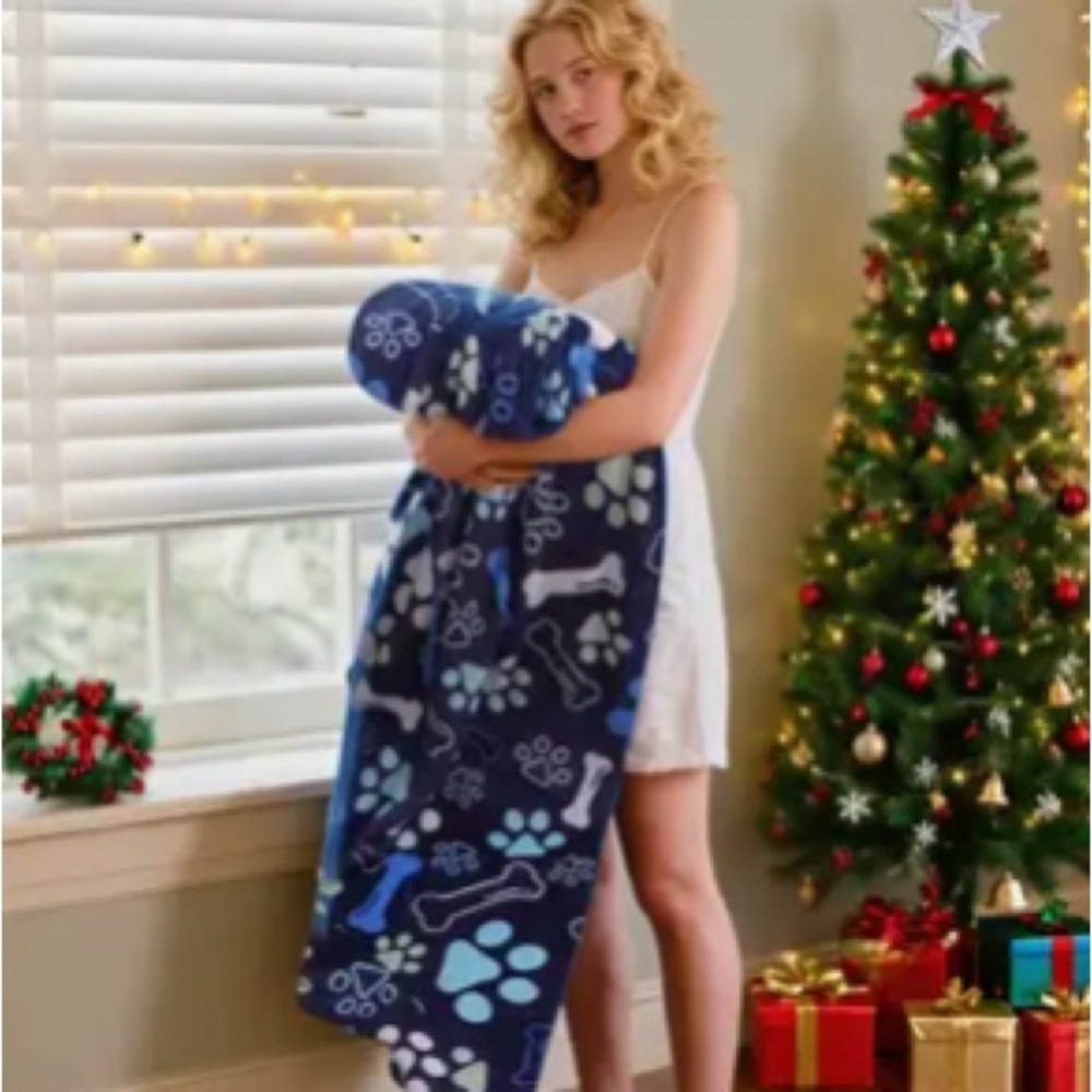 Cozy soft and fluffy Blue Dog Print Blanket NWT
